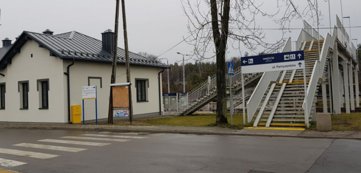 Jedyna droga na peron wiedzie przez kładkę. Można na nią wjechać co najwyżej wózkiem dziecięcym, ale nie inwalidzkim