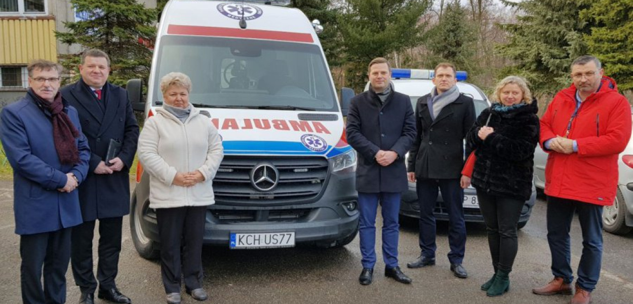Uczestnicy uroczystego przekazania karetki