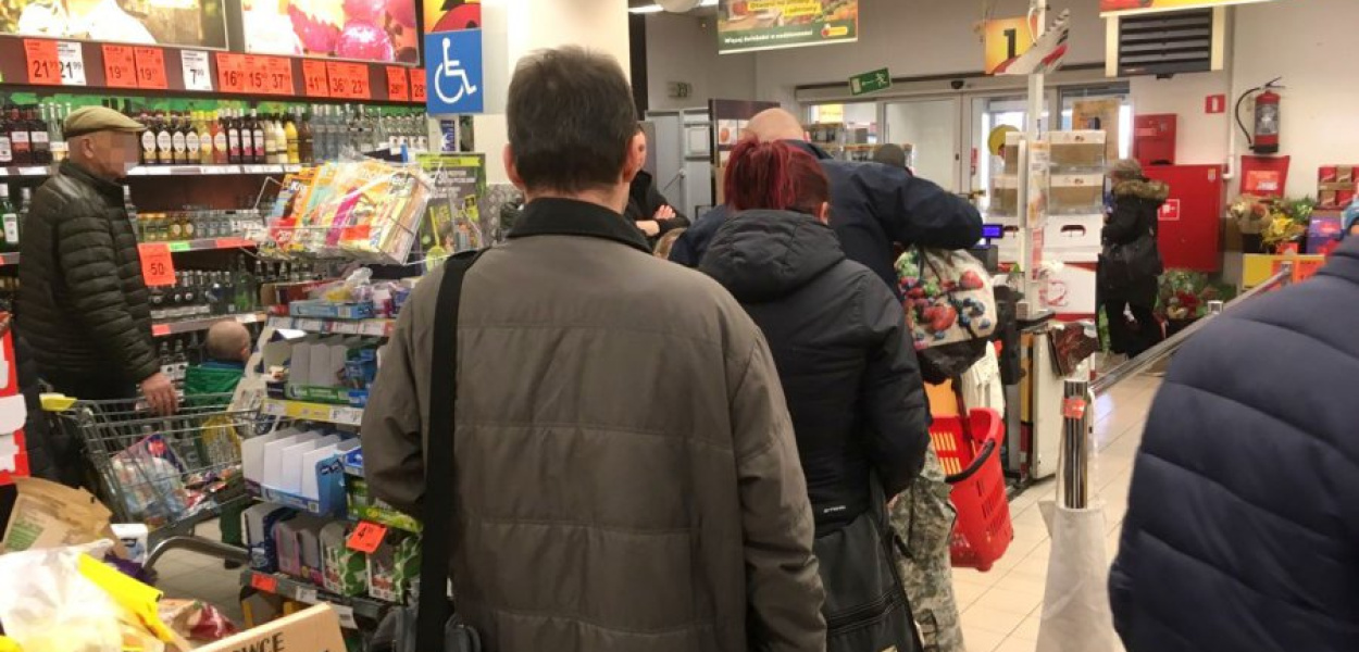 Kolejki w jednym z chrzanowskich marketów