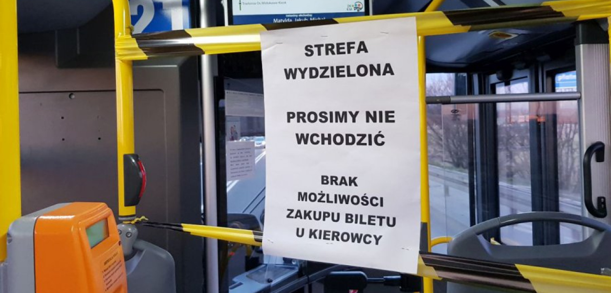 Autobusy ZKKM świecą pustkami. Kierowcy są w nich odgrodzeni od pasażerów 