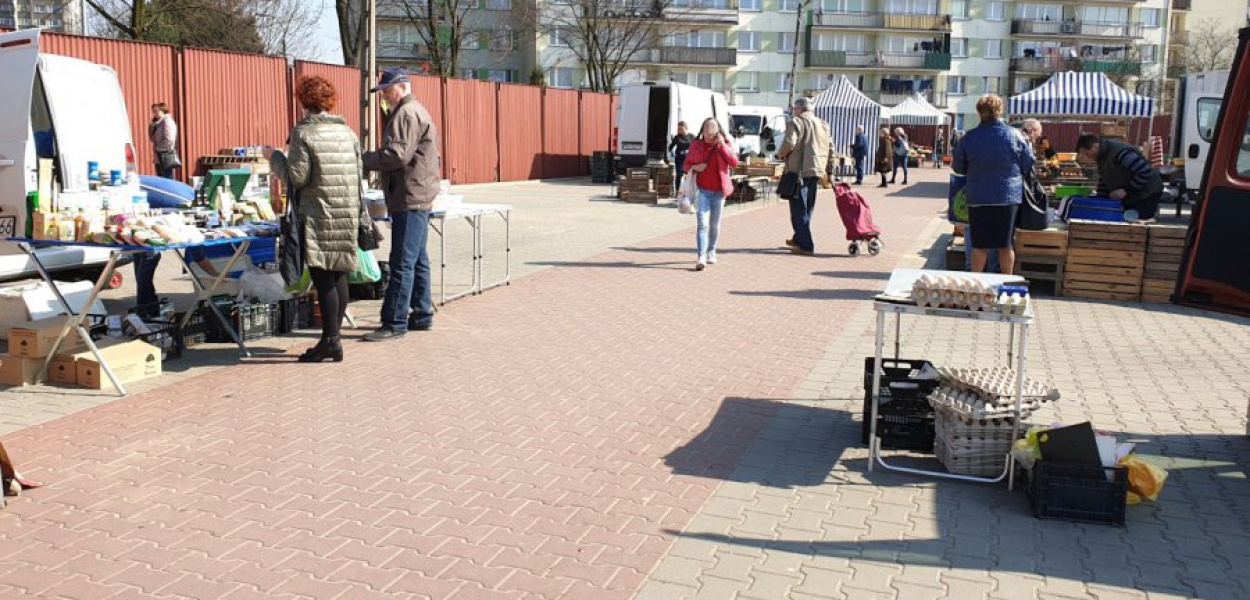 Nieliczne stragany na placu targowym w Chrzanowie