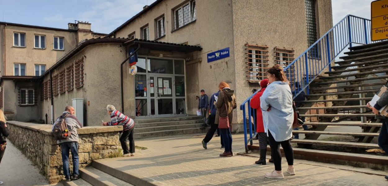 Trzebinia. Kolejka pod pocztą coraz dłuższa