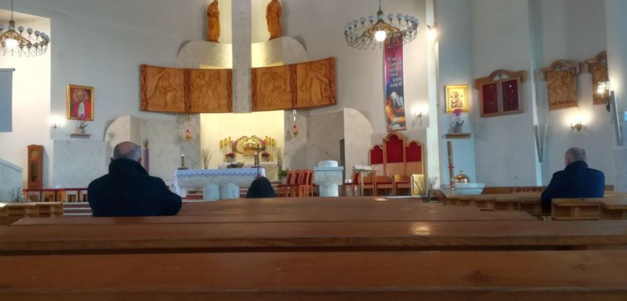 Przed niedzielną mszą świętą w parafii Matki Bożej Różańcowej w Chrzanowie 