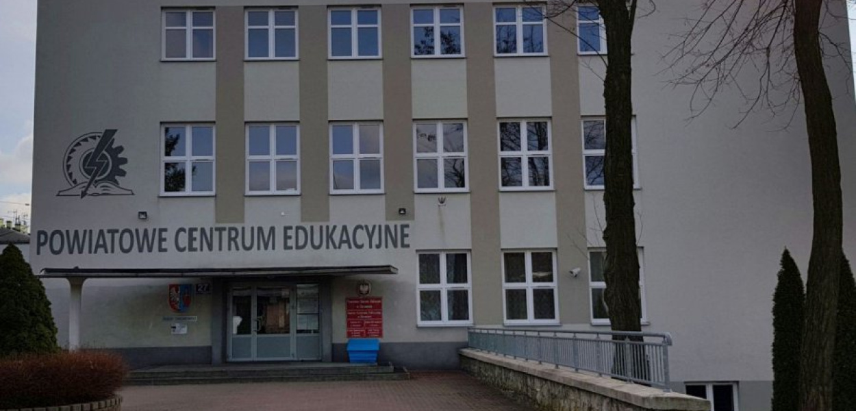 Siedziba szkoły znajduje się naprzeciwko fabryki, w której ostatnio wznowiono produkcję 