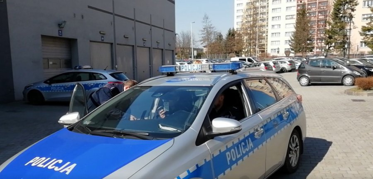 Policja prosi o pozostanie w domach