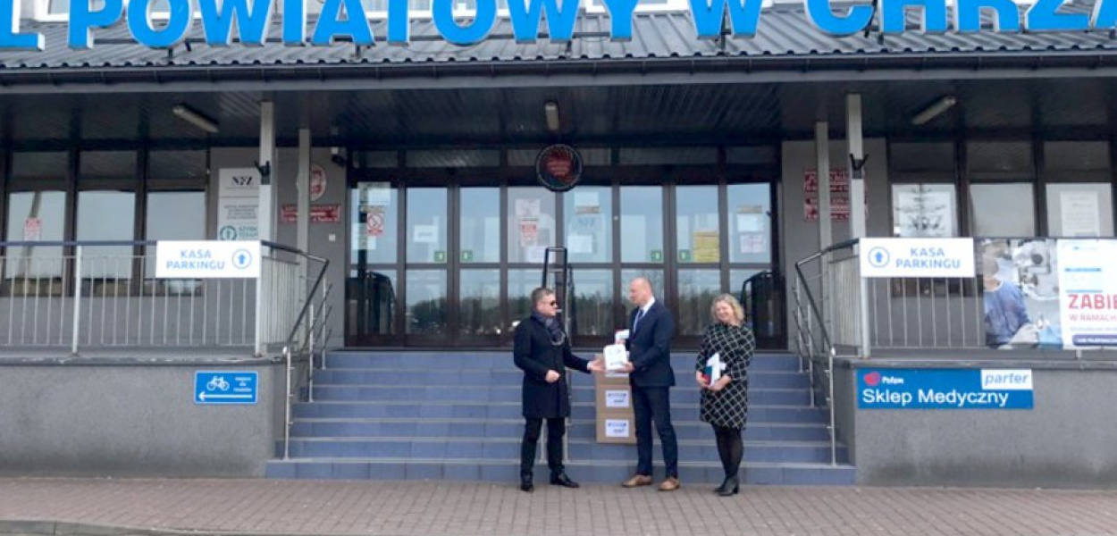 Wiesław Hałucha, prezes Alventy w Alwerni wręcza dary dyrektorowi szpitala Arturowi Baranowskiemu i Urszuli Bogdan zastępcy dyrektora ds. logistyki i infrastruktury