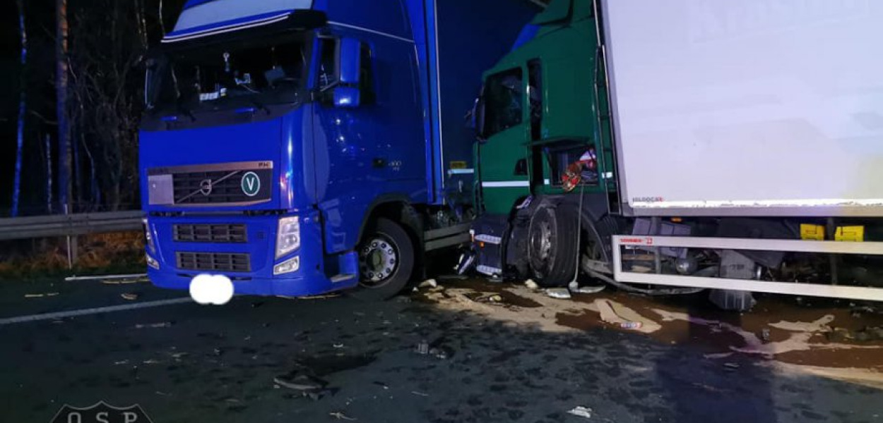 Na autostradzie A4 zderzyły się dwa samochody ciężarowe: volvo i scania. FOT. OSP GROJEC