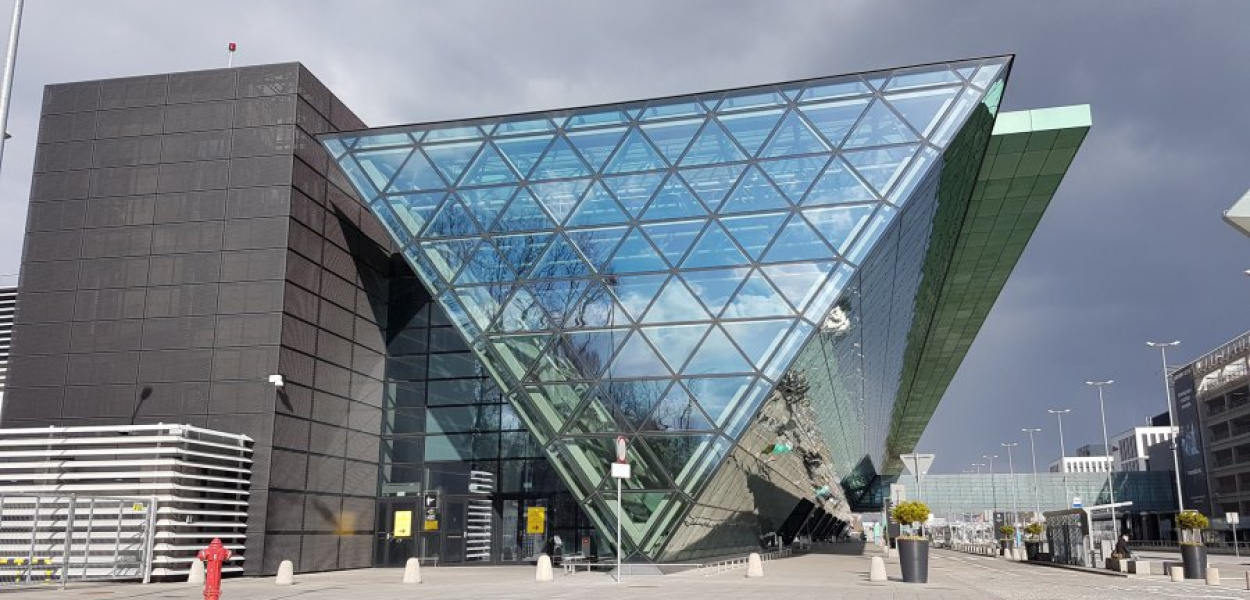 Pustki wokół terminala pasażerskiego lotniska w podkrakowskich Balicach Kraków Airport