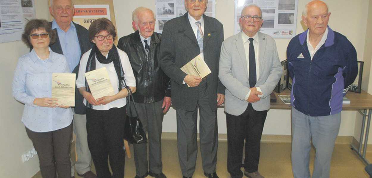 Dawni piloci z autorami książki podczas promującego ją spotkania. Od lewej: Marta Łapuszek, Stanisław Gondek, Maria Stryczek, Zbigniew Matlak, Henryk Pawela, Ludwik Łapuszek i Zygmunt Konieczko
