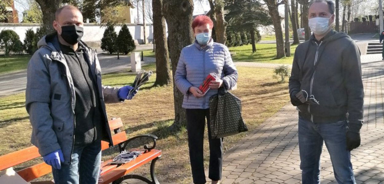 Radni z Nowej Góry: Leszek Kramarz i Dariusz Kaczara rozdawali w sobotę maseczki na nowogórskim rynku. Na zdj. jedna z obdarowanych osób, Stanisława Ornacka. FOT. z archiwum Leszka Kramarza