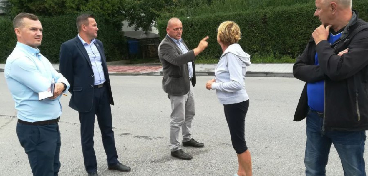 Ulicę Krakowską w Alwerni, która będzie modernizowana, wizytowali w sierpniu ubiegłego roku powiatowi radni 