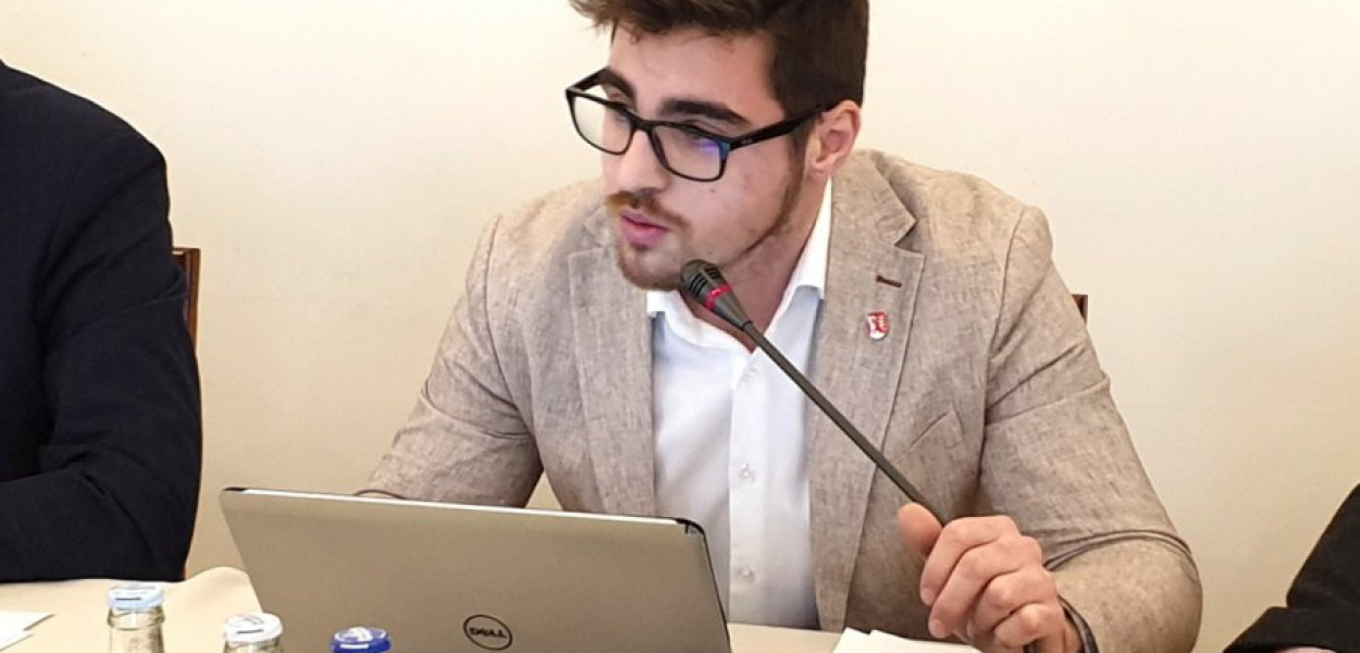 Radny Kamil Kłosowski oddał do urzędu służbowy laptop. Liczy, że gmina przekaże go któremuś z potrzebujących dzieci