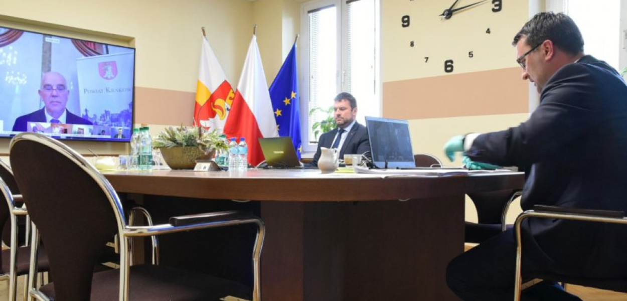 Podczas zdalnej sesji rady powiatu krakowskiego. Na zdj. przewodniczący rady Piotr Goraj, sekretarz Mirosław Golanko i starostwa Wojciech Pałka. FOT. Krzysztof Kamiński