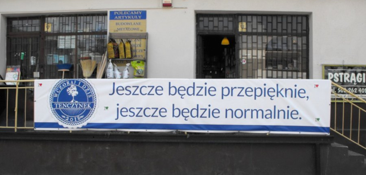 Taki baner wisi na jednym ze sklepów w centrum Tenczynka. FOT. Zbigniew Durczok