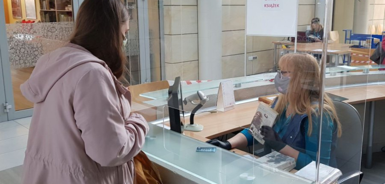 Obsługa czytelników w MBP w Chrzanowie odbywa się przy dwóch stanowiskach w holu