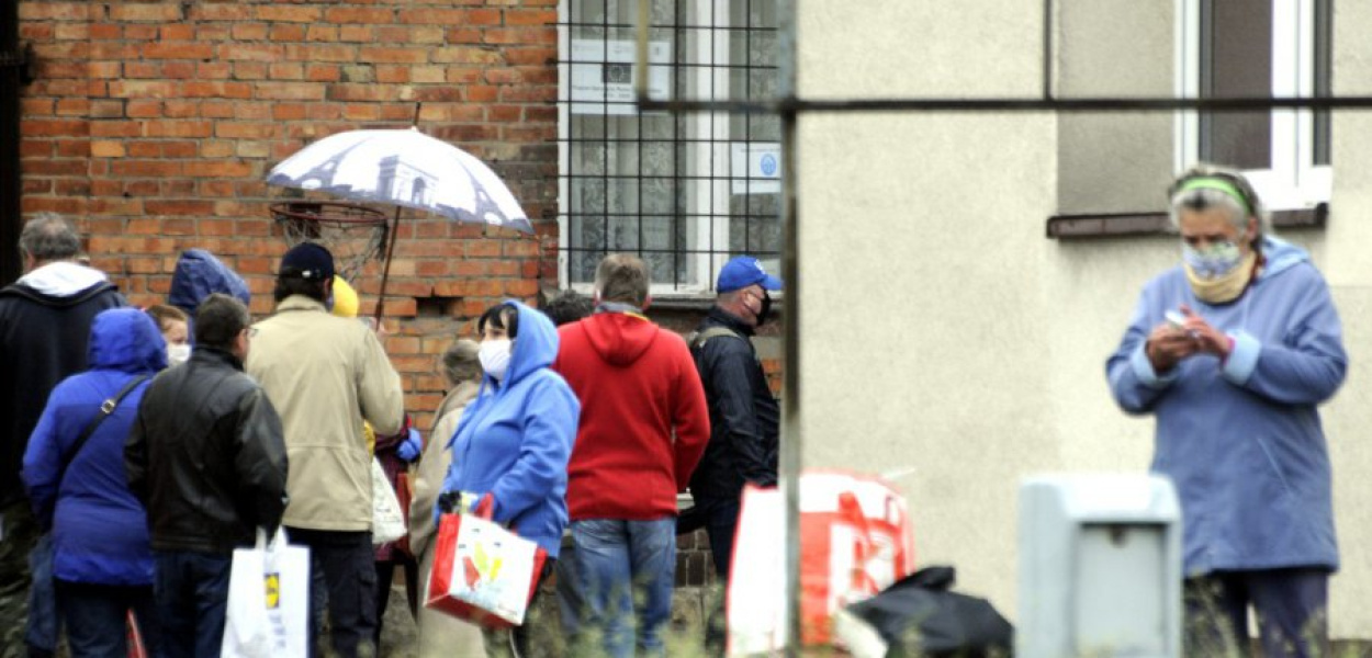 Wtorkowa kolejka po darmową żywność przed punktem Polskiego Komitetu Pomocy Społecznej przy Kościuszki w Trzebini