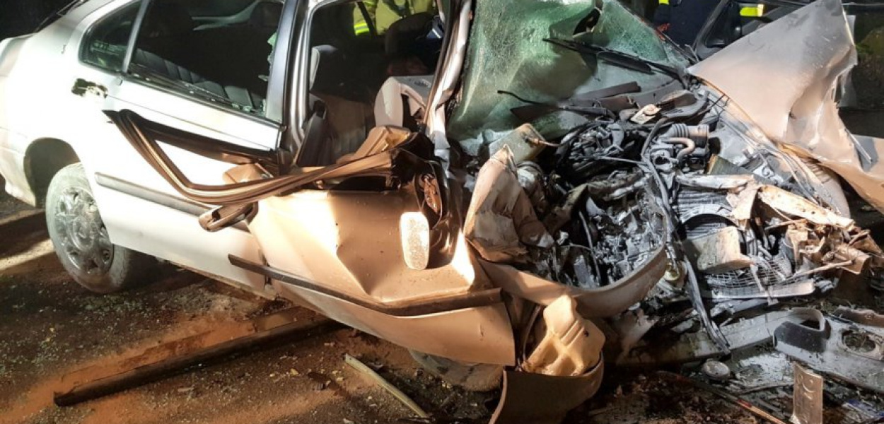 Tak wyglądał po zderzeniu samochód, którym jechał 19-latek. FOT. OSP Tenczynek