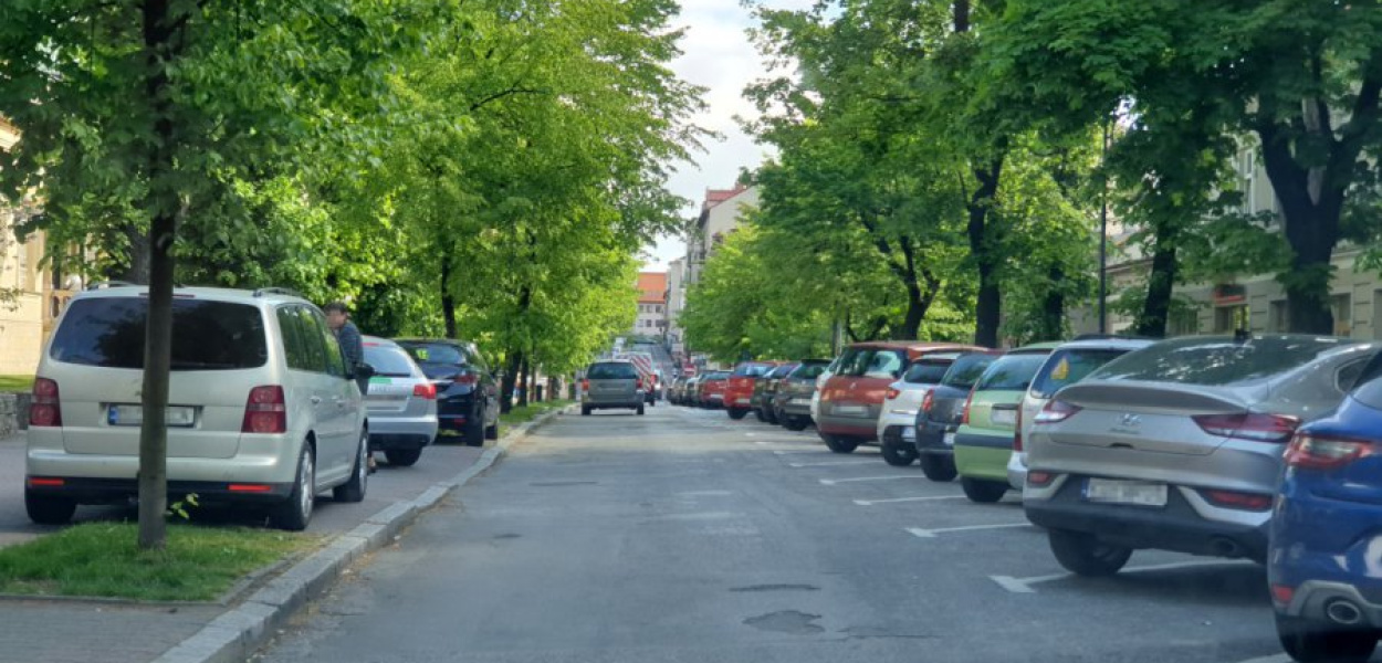 W środę przed południem na alei Henryka w Chrzanowie samochody stały nawet na chodniku