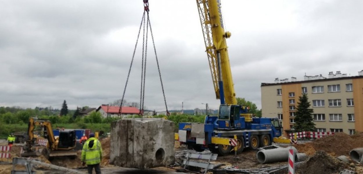 Montaż jednej z 18-tonowych komór kanalizacji deszczowej na budowanym rondem przy 29 Listopada i 3 Maja w Chrzanowie. FOT. PAWEŁ KUREK