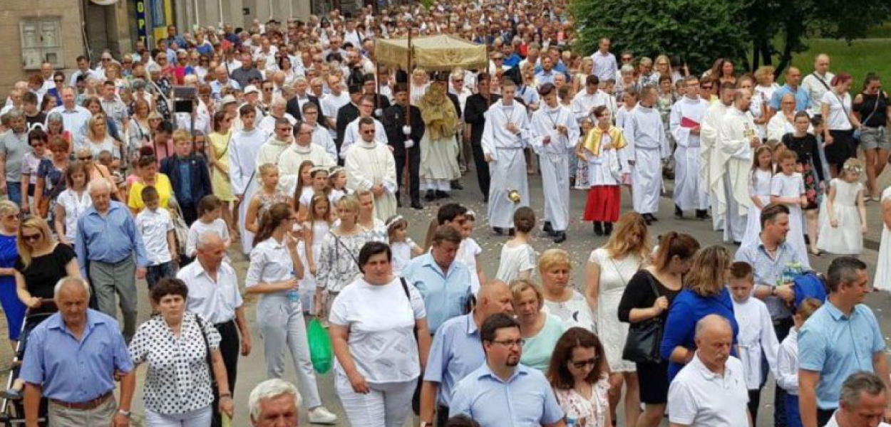 Uczestnicy ubiegłorocznej procesji przechodzą ulicą Świętokrzyską w Chrzanowie