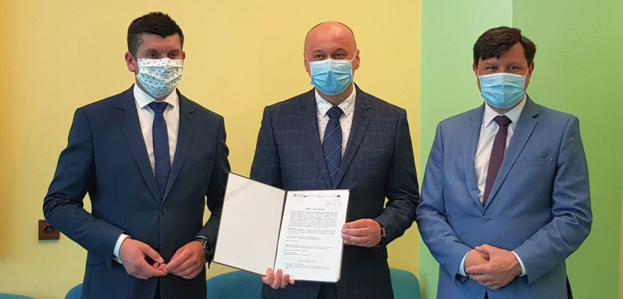 Od lewej stoją: Łukasz Smółka, Artur Baranowski i Rafał Kosowski 