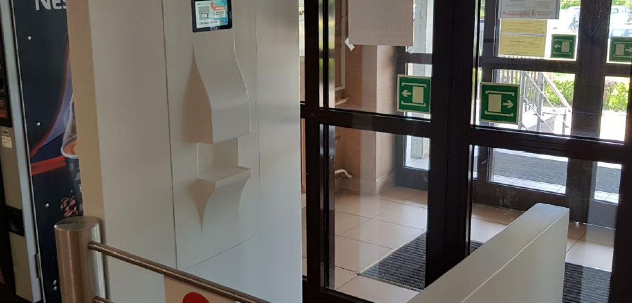 Na bramce mierzona jest temperatura, a wchodzący nią mogą też w bezdotykowy sposób zdezynfekować ręce