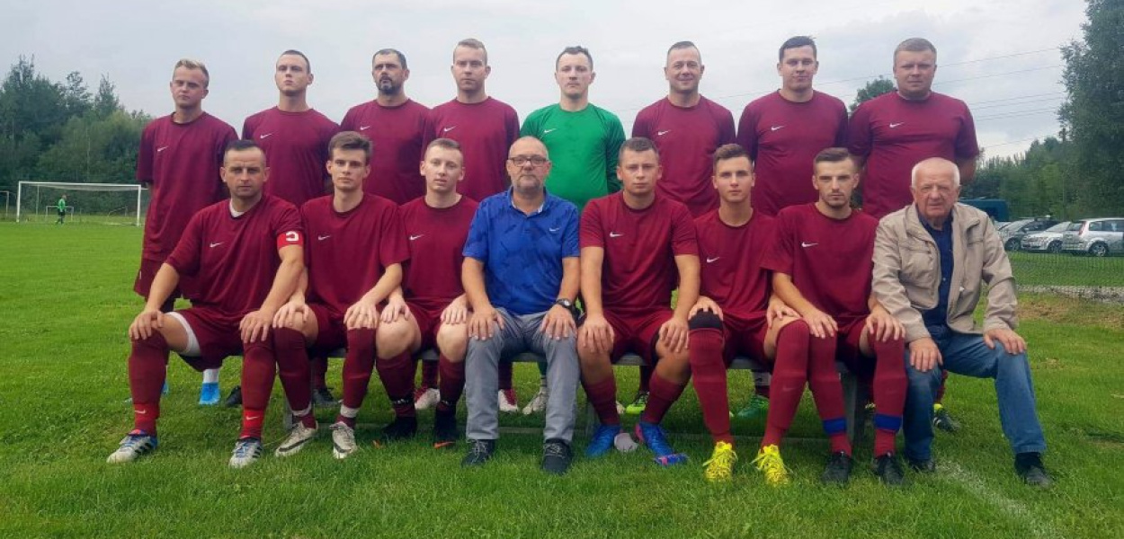 Stoją od prawej: Mateusz Paw, Bartosz Miękina, Arkadiusz Stępień, Mateusz Filipek, Przemysław Hajduk, Marcin Gocyk, Tomasz Lewandowski, Norbert Rojek. Siedzą od prawej: wiceprezes Stanisław Mazgaj, Dominik Pierzchała, Patryk Kulawik, Damian Mikuła, trener Stanisław Bąk, Paweł Jędruszek, Jakub Drabik, Marcin Ficek. Zawodnicy uczestniczący w meczach mistrzowskich, nieobecni na zdjęciu: Dominik Tarka, Marcin Pączkowski, Dawid Pączkowski, Mateusz Surowiec. Fot. Adam Rychlik.