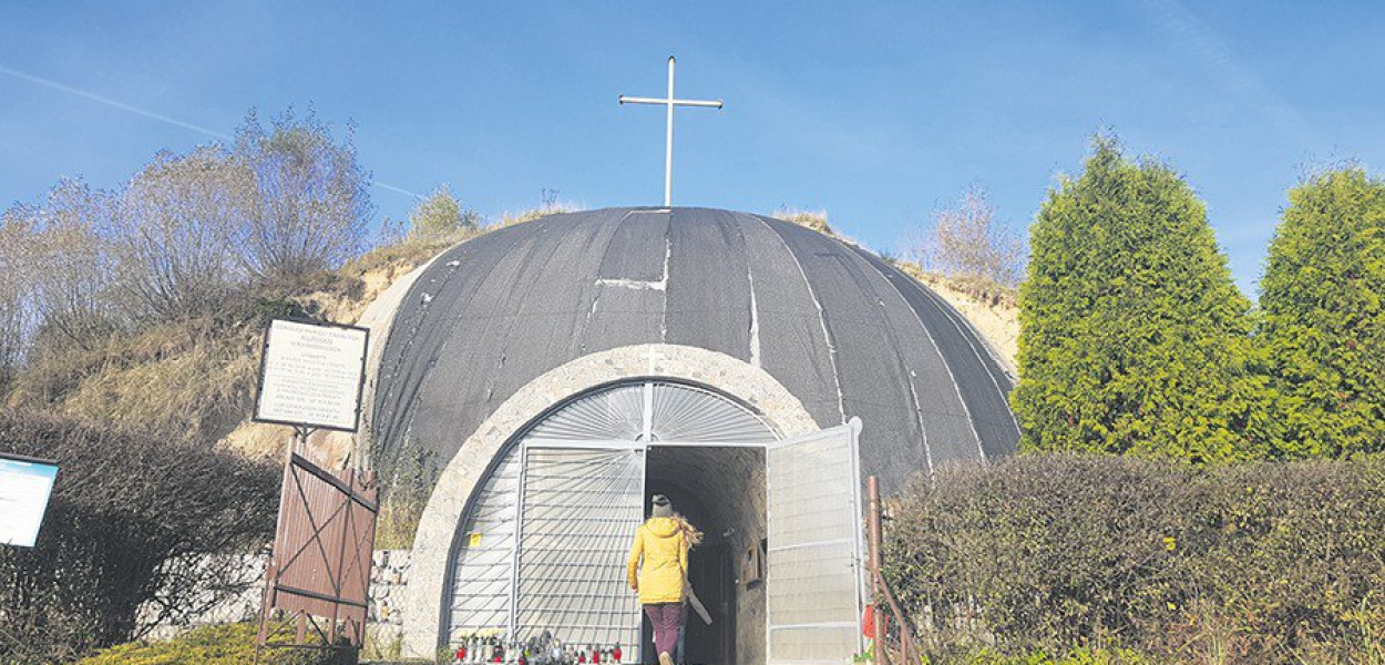 Widok na wejście do kurhanu