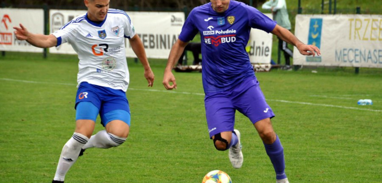 Przy piłce Przemysław Knapik, napastnik MKS Trzebinia