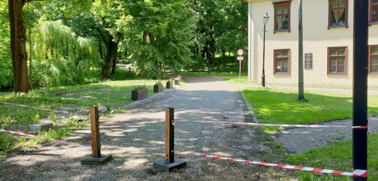 Obecnie przed starym pałacem Potockich znajdują się słupki z ogradzającą taśmą, a na parkingu stoją klomby