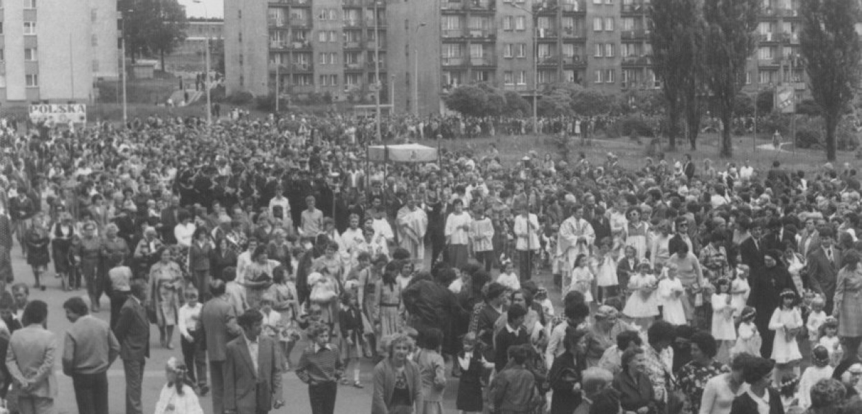 Czoło procesji przechodzi w pobliżu Placu Tysiąclecia