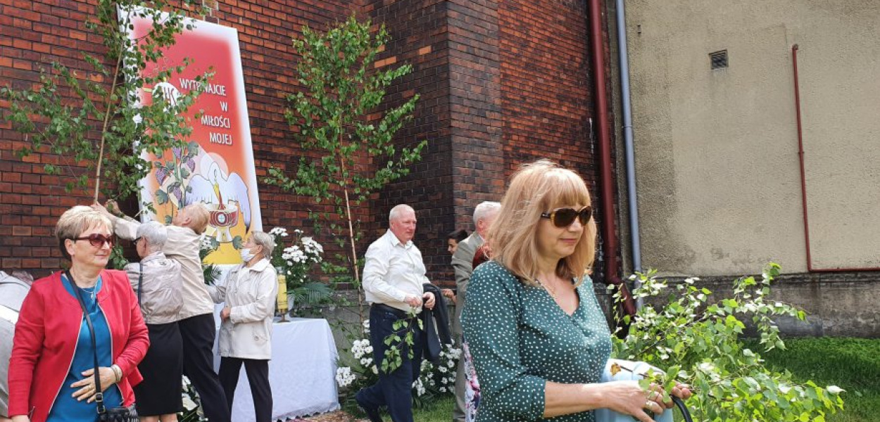 Trzebinia Krystynów. Brzozowe gałązki z ołatrza na Boże Ciało, mają zapewnić bezpieczeństwo