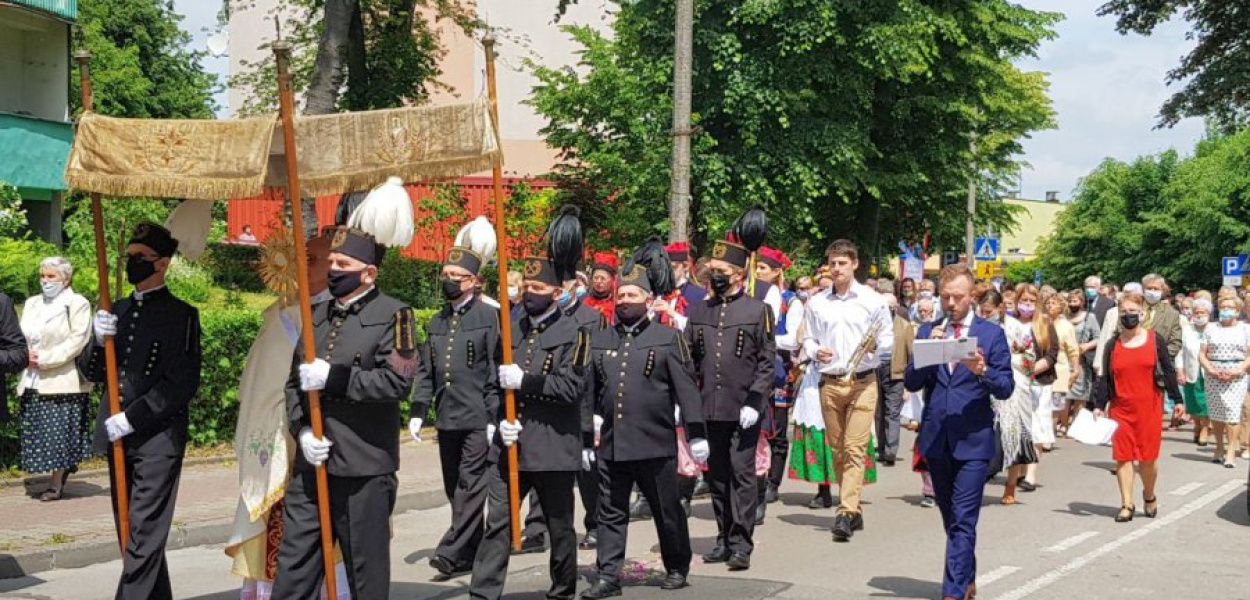 Uczestnicy procesji na ulicy Broniewskiego
