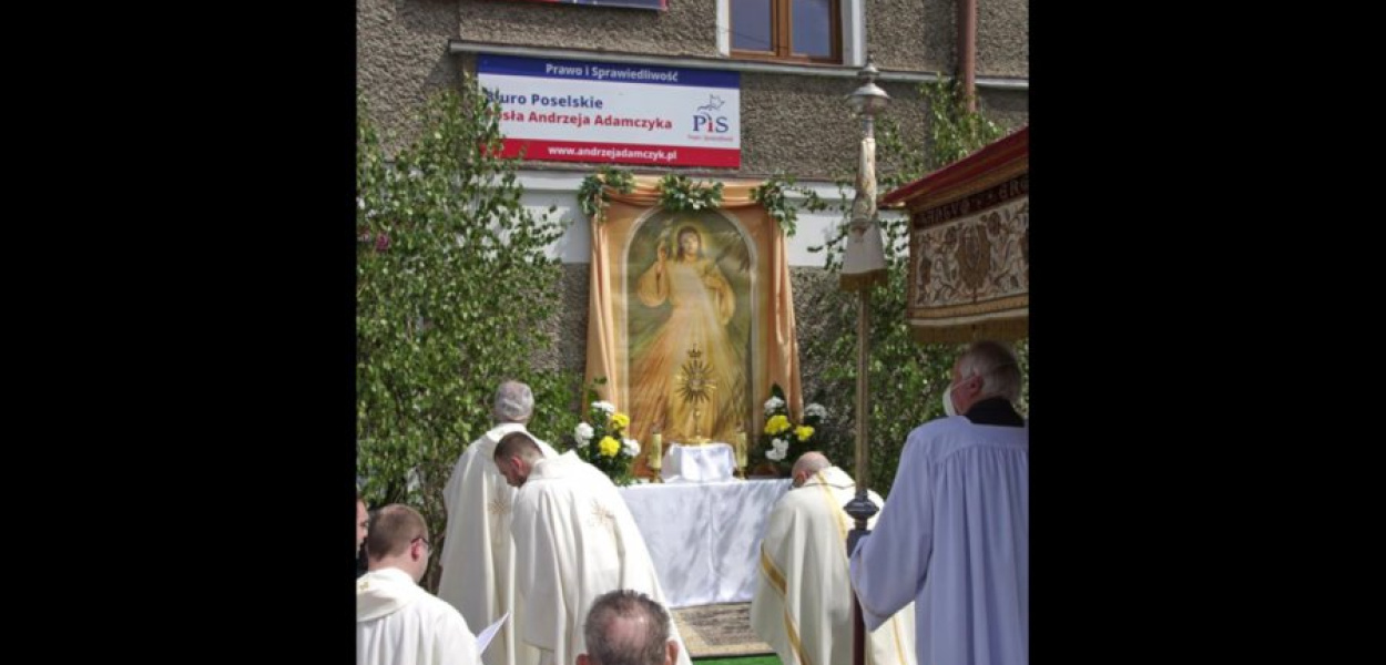 Jeden z ołtarzy w Rynku w Krzeszowicach stanął pod plakatem wyborczym. FOT. Andrzej Bulicz