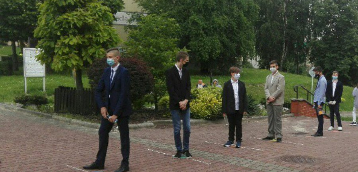 Uczniowie SP nr 8 w Trzebini przed wejściem do budynku szkoły na egzamin z języka polskiego