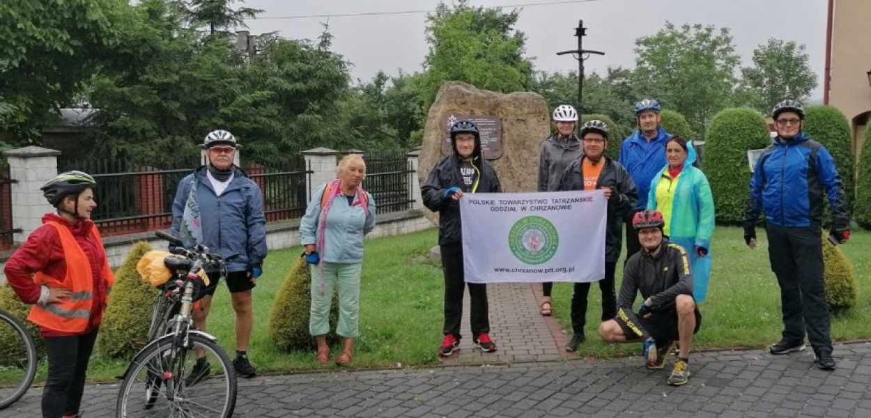 Uczestnicy wycieczki pod miejscem na szlaku papieskim przy kościele w Żarkach 