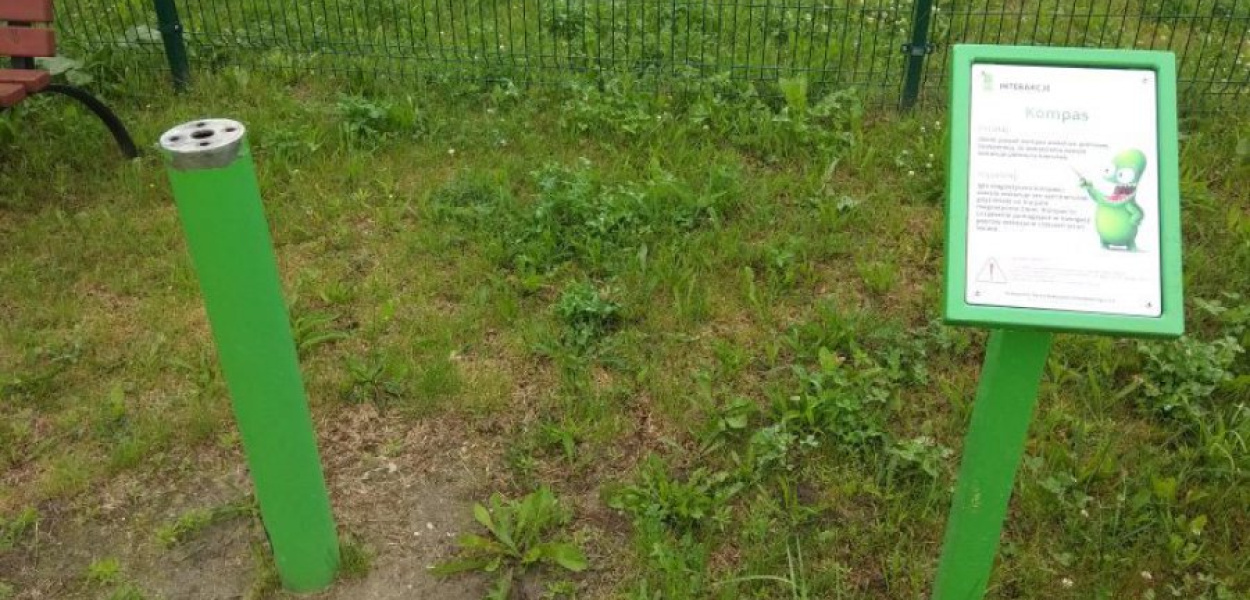 Wymontowany kompas w parku edukacyjnym w Kościelcu. Został tylko słupek i tablica informacyjna.