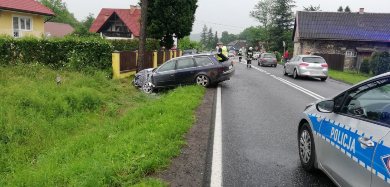W niedzielę przed godz. 18.00 samochód uderzył w drzewo w Brodłach