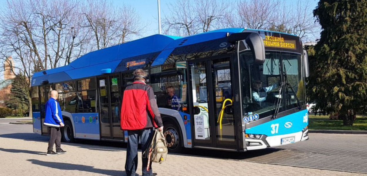 Autobusy ZKKM wciąż jeżdżą dużo rzadziej, niż przed epidemią