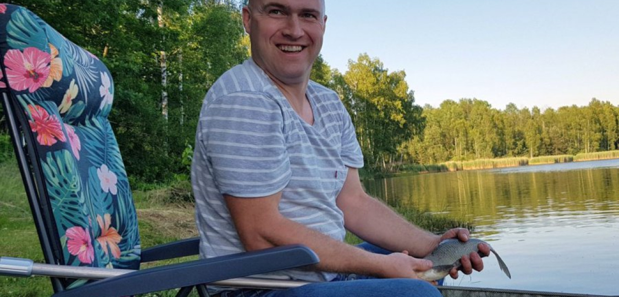 Jeden z uczestników nocnych zawodów Jarosław Ziajka właśnie złowił kolejna rybę