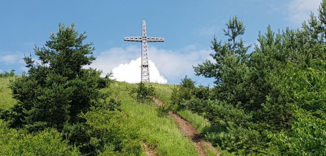Na górze stoi milenijny krzyż