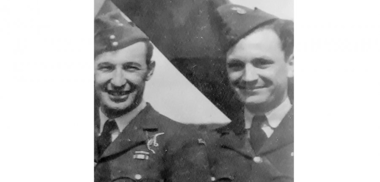 Sierż. Czesław Krupa pierwszy z prawej (druga osoba nieznana autorowi tekstu)