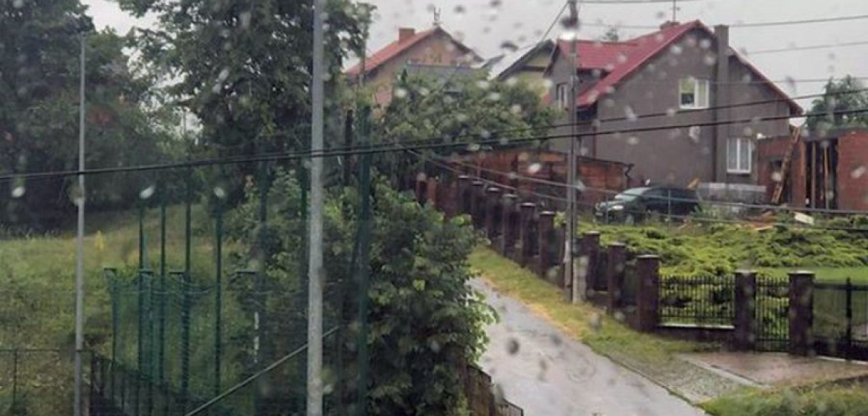 Energii elektrycznej pozbawionych jest m.in. część mieszkańców Młoszowej, nad którą przeszła burza, fot. udostępnione przez Czytelniczkę