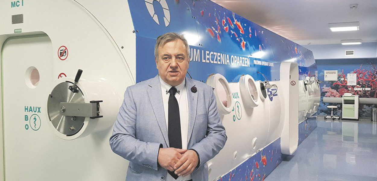 Dr n. med. Mariusz Nowak przed komorą hiperbaryczną