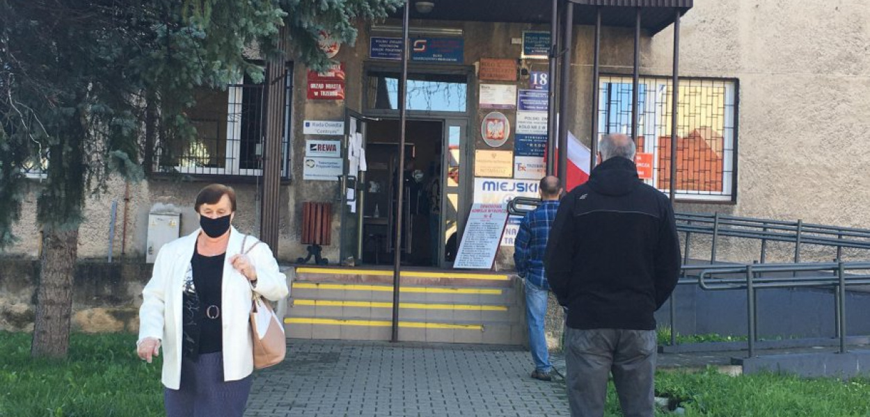 Siedziba Obwodowej Komisji nr 4 w Trzebini, godz. 7.00. Do głosowania przyszło o tej porze 9 osób. Pierwsza głos oddała pani Marianna (na zdj. od lewej)