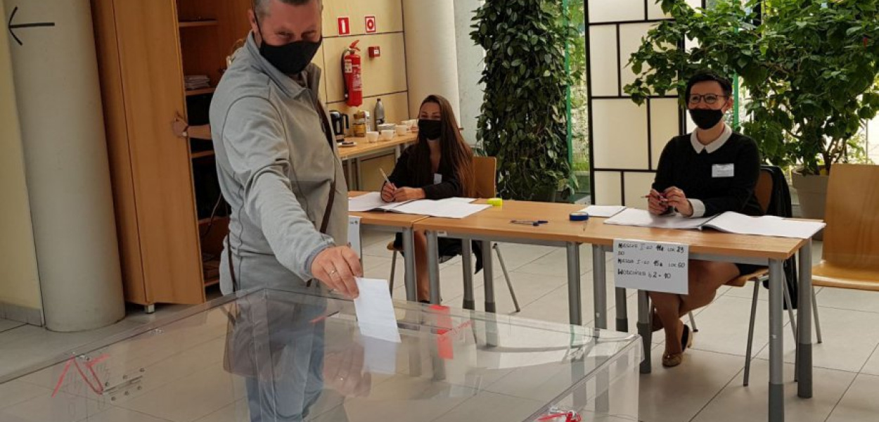 W lokalu wyborczym usytuowanym w chrzanowskiej bibliotece przed południem zagłosowało już prawie 400 osób 