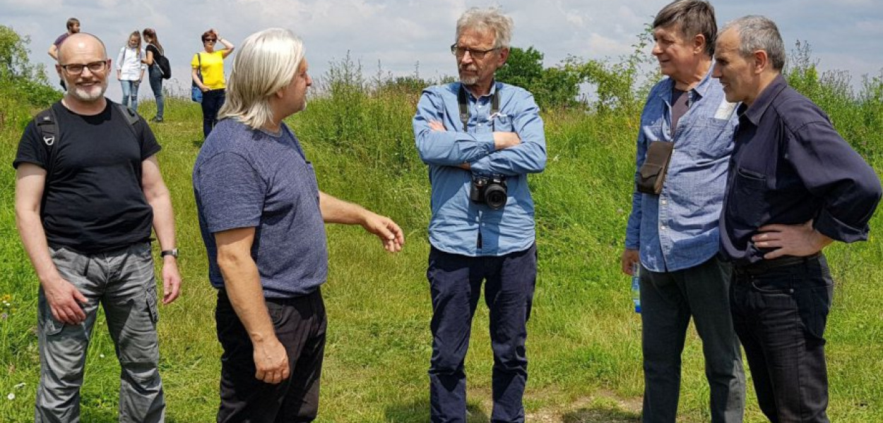 Uczestnicy pleneru na libiąskim Grodzisku