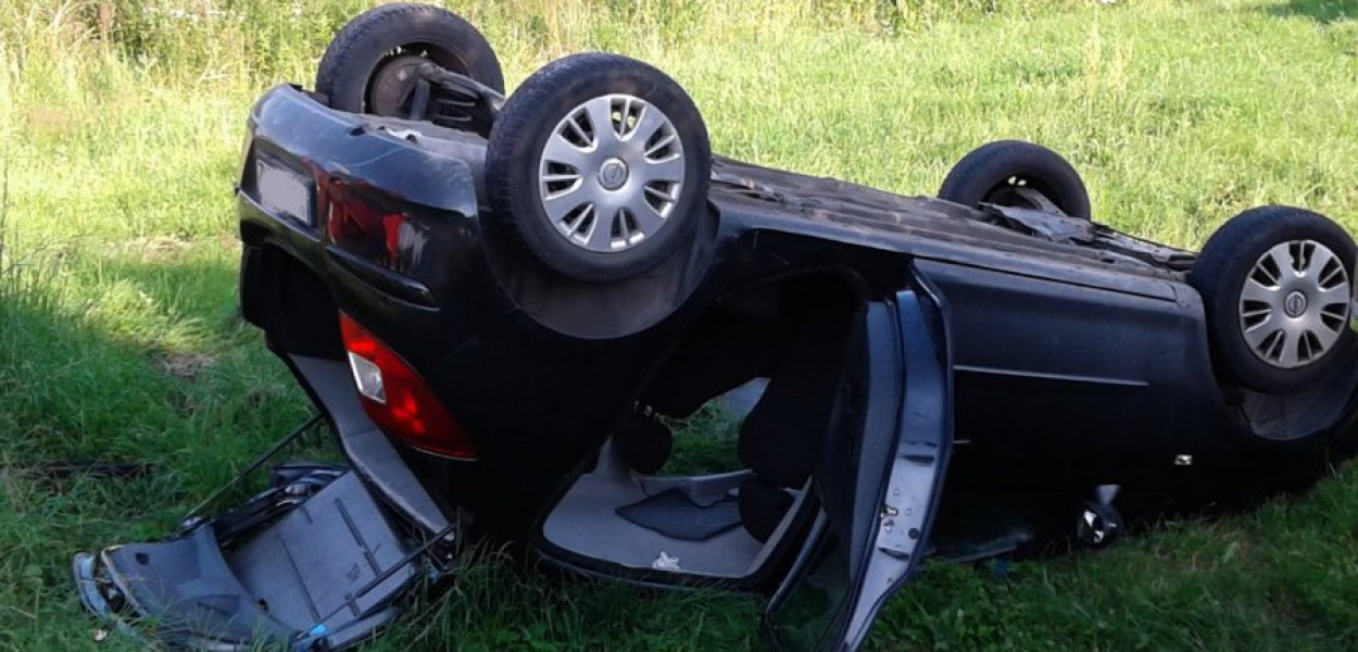 W Libiążu na drodze dachował samochód. FOT. PSP Chrzanów