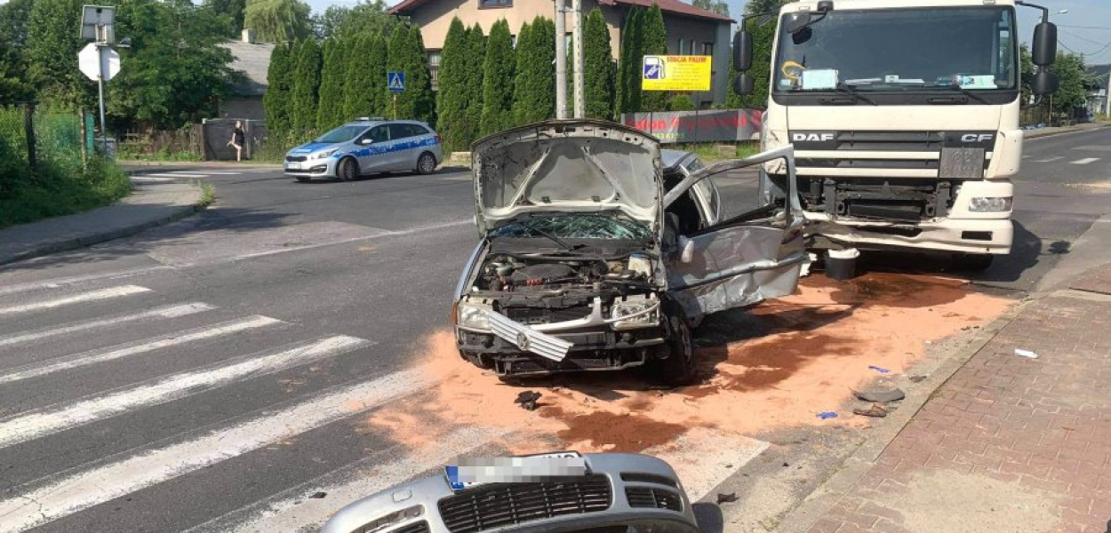 W piątek rano na Trzebionce volkswagen zderzył się z ciężarówką