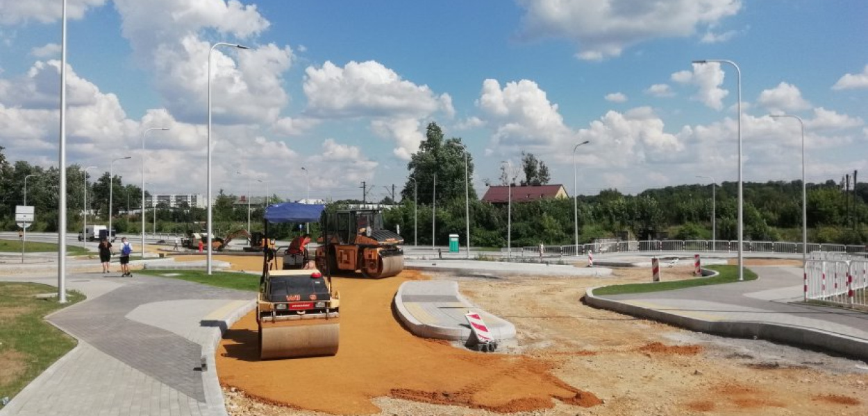 Utwardzanie ronda przed asfaltowaniem. Widok od ul. 3 Maja w Chrzanowie